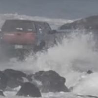 No, meterte con el Pathfinder en medio de un espigón en alerta por oleaje no es la forma de lavar tu coche