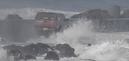 No, meterte con el Pathfinder en medio de un espigón en alerta por oleaje no es la forma de lavar tu coche