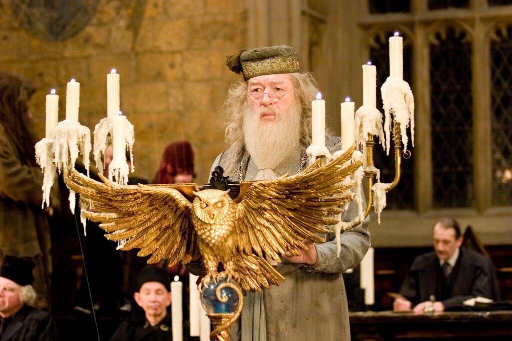 Ya tenemos las primeras imágenes de Albus Dumbledore en el reboot de Harry Potter y solo falta que le dé 50 puntos a Gryffindor por la cara 