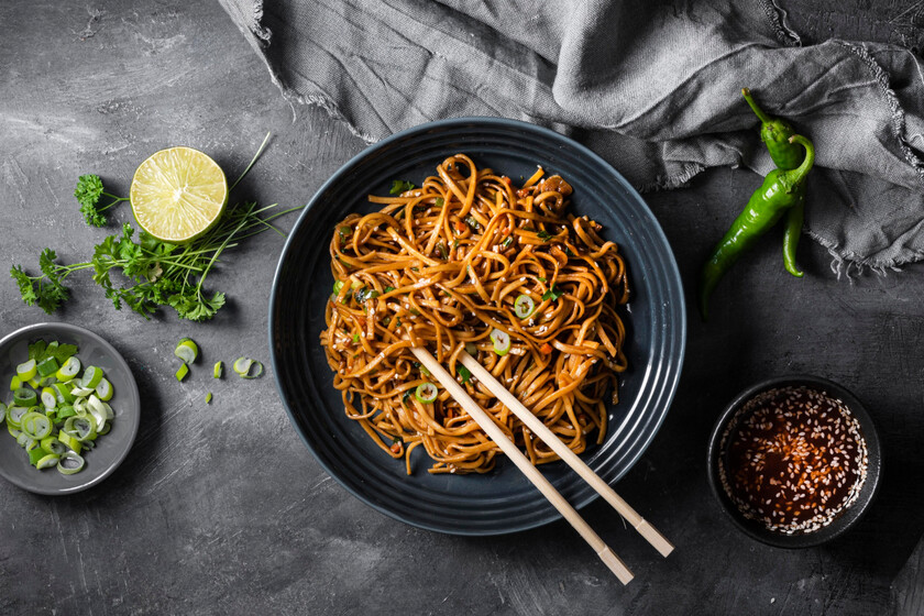 Lidl tiene el wok perfecto para los que se inician en el mundo de las recetas asiáticas: ligero, resistente y fácil de manejar