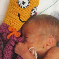 Por qué las unidades neonatales están pidiendo a la gente que haga pulpos de ganchillo para los bebés prematuros