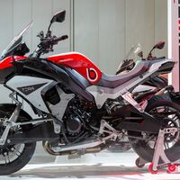 La Bimota Tera es la bestia sport-trail más exótica que vas a ver. Motor de la Kawasaki H2 y 200 CV sobrealimentados
