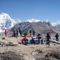 Nepal impuso una fianza de 4.000 dólares a los turistas para limpiar el Everest. Ahora tiene más basura y un problema