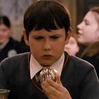 En Harry Potter y la Piedra Filosofal, Neville recibe la Recordadora y no sabe qué ha olvidado, pero hay una gran pista si miras a los alumnos de Hogwarts