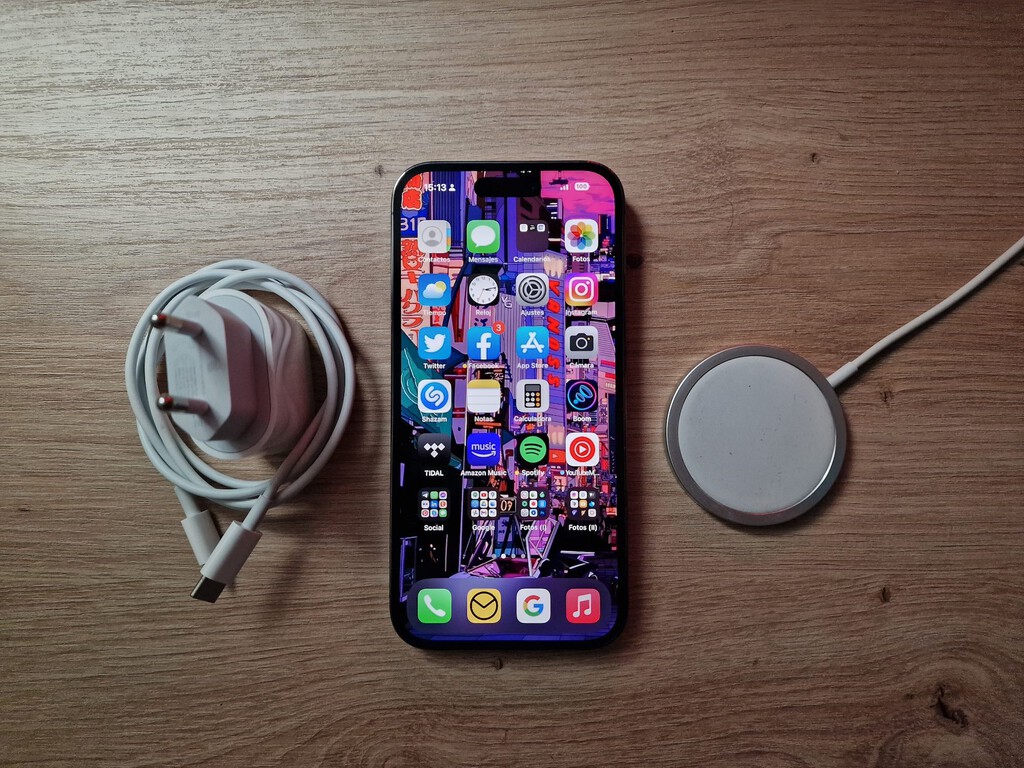 Cargar el móvil con cable o de forma inalámbrica: esto es lo que pagas de más cuando usas uno de estos métodos