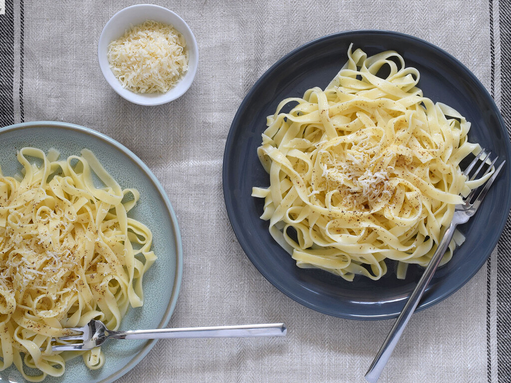 Un italiano montaría el pollo, pero esta receta de pasta es fácil, barata y no envidia a los clásicos carbonara 