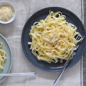 Un italiano montaría el pollo, pero esta receta de pasta es fácil, barata y no envidia a los clásicos carbonara 