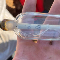 Unos estudiantes han encontrado un mensaje en una botella que ha rizado el rizo de la arqueología con una sorprendente nota