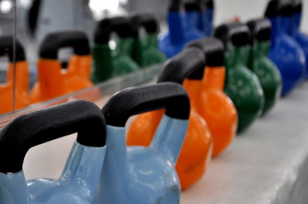 Circuito de entrenamiento HIIT con kettlebells o pesas rusas: ponte en forma en un tiempo récord
