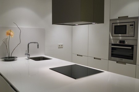 Estilo y funcionalidad en una zona común que cuenta con poco espacio