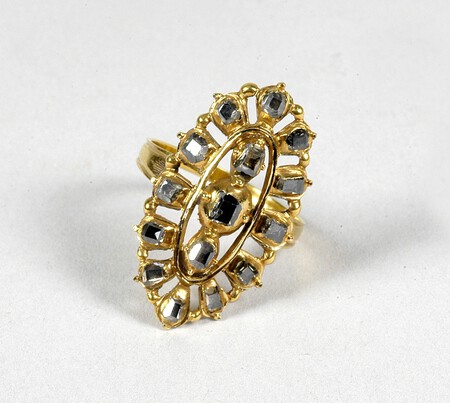 pendientes de ' Su Majestad'