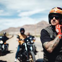 Tecnología actual y estética de los 50: deja que los Bell Riot y Custom 500 te transporten al pasado 