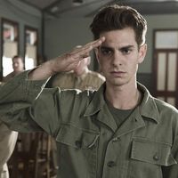 Mel Gibson nos contó la historia de un héroe de guerra real que parecía demasiado bueno para ser verdad. Lo cierto es que tuvo que cortarse