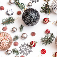 Cómo guardar los adornos de Navidad sin que ocupen espacio, se enreden ni se estropeen de un año para otro 