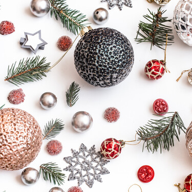 Cómo guardar los adornos de Navidad sin que ocupen espacio, se enreden ni se estropeen de un año para otro 