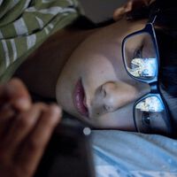 Crianças pobres crescem com telas, enquanto ricos pagam milhares de dólares para que seus filhos leiam, diz relatório 