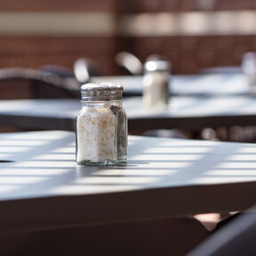 Tres motivos que explican por qué ya casi no se ven saleros en los restaurantes 