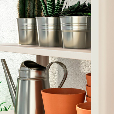 Ikea vende un mueble de exterior muy robusto e ideal para guardar los accesorios de cuidado del jardín 