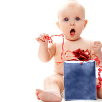 Nueve cosas que debes tener en cuenta antes de hacerle un regalo a un bebé