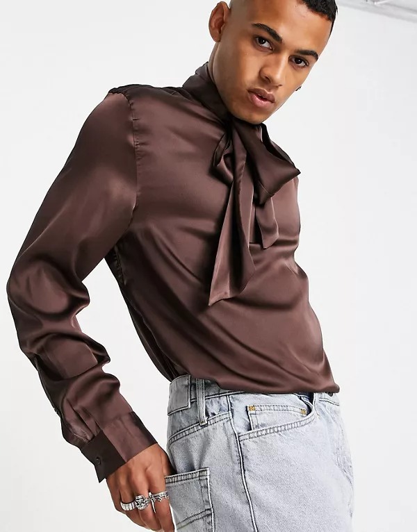 Camisa marrón con lazada en el cuello de satén de ASOS DESIGN