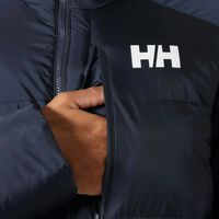 Helly Hansen nos protege del frío con este abrigo resistente al agua y al viento que llevaremos a diario y está casi a mitad de precio