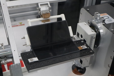 Prueba de pliegue y despliegue de una pantalla plegable en los laboratorios de HONOR | Imagen: Xataka