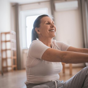 Menos estiramientos, más movilidad: tres ejercicios sencillos con silla para mayores de 60 años (que no implican sentarse) 