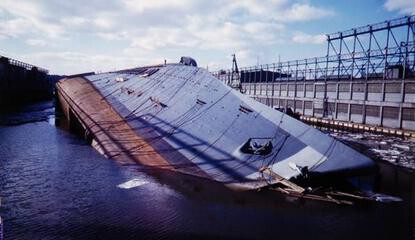 O USS Lafayette virou no porto de Nova York.
