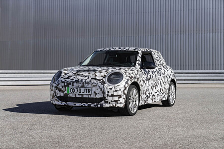 El nuevo MINI de 2023 ya se deja ver en estas primeras imágenes. Y sí, sigue siendo un MINI