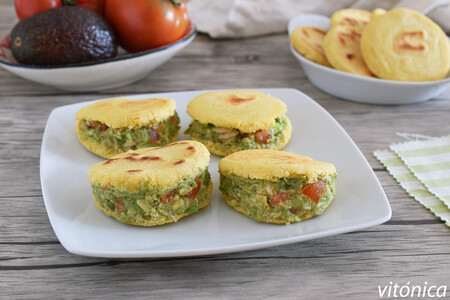 Arepas con harina de garbanzos y relleno de ensalada de aguacate y atún: receta saludable sin gluten