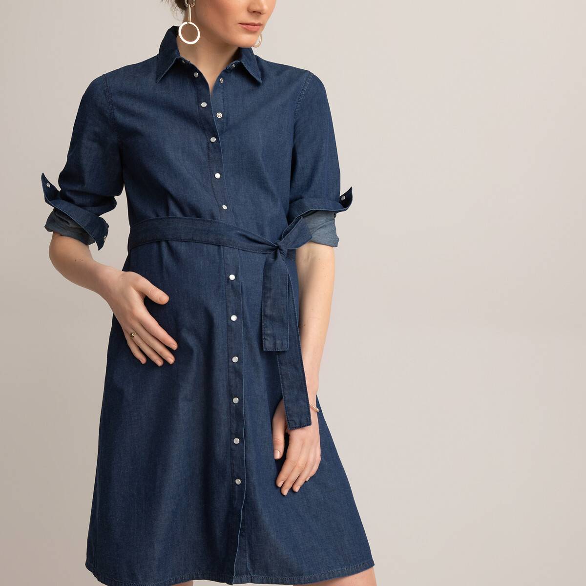 Este vestido camisero vaquero es atemporal. Fácil y moderno, es ideal para antes, durante y después del embarazo