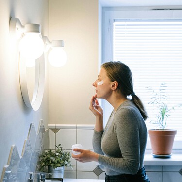 Este es el paso clave diario y que mucha gente olvida para una rutina antimanchas de cuidado de la piel, según esta experta