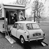Quería seguir viajando pese a su discapacidad. La autocaravana que mandó fabricar tenía un garaje para un Mini y hasta un estudio de grabación 