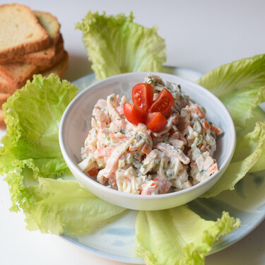 Ensalada de cangrejo, receta fácil y rápida, que puedes hacer con surimi