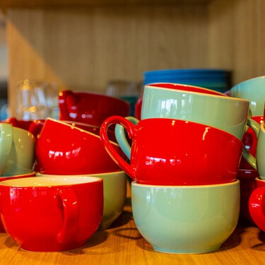 Si coleccionas tazas este accesorio por menos de 10 euros las ordena y acaba con el peligro de que se rompan