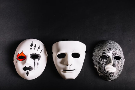 Tres máscaras representando el síndrome del impostor, otro factor que influye en lo que ganamos