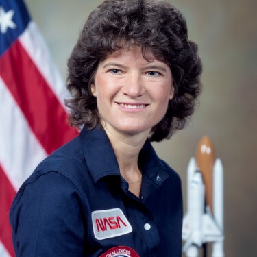 La historia de Sally Ride, la primera astronauta LGBTQ+ a la que preguntaron por maquillaje antes de hacer historia 