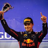 Fernando Alonso ya tiene su Carlos Alcaraz. Pepe Martí la rompió en su debut en el peldaño previo a la Fórmula 1 