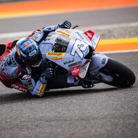 Álex Márquez, lesionado. Se ha roto dos costillas en una caída y no podrá correr en el debut de MotoGP en la India