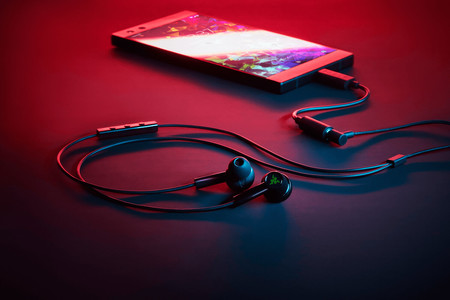 Razer Hammerhead Duo: unos auriculares que apuestan por el cable como método de conexión para las largas horas de juego