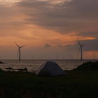 Tres molinos de 260 metros frente a la Costa Brava: el proyecto que ha reabierto el debate sobre dónde poner las renovables 