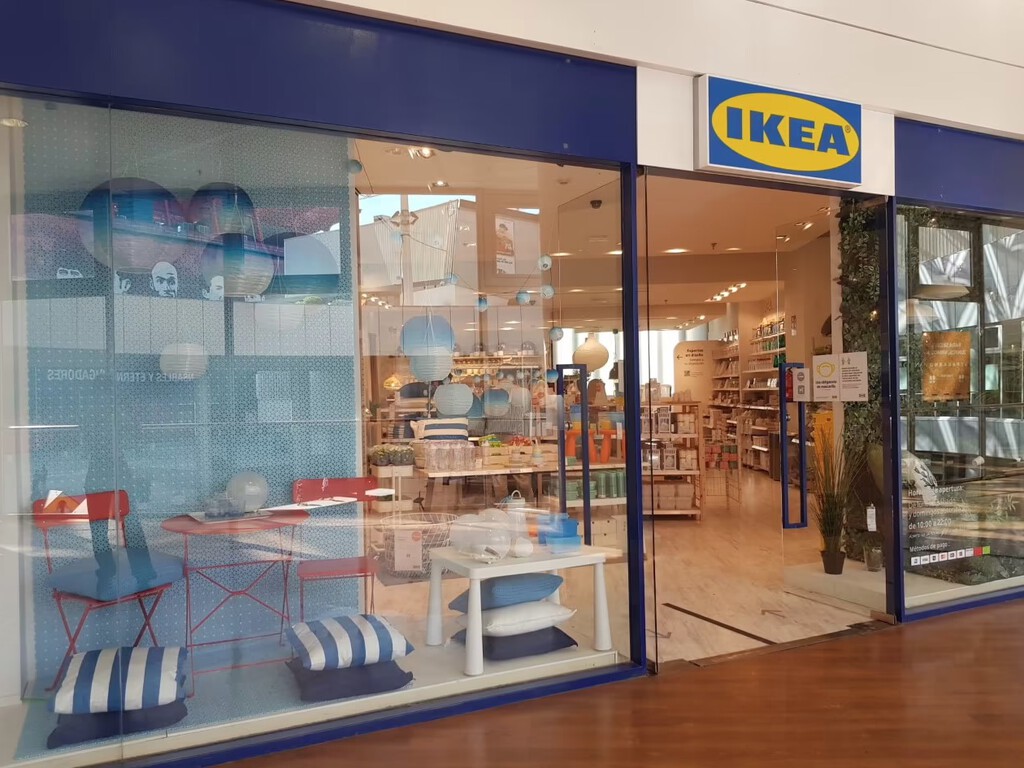 Este mueble funcional de Ikea es un 3 en 1 ideal para tu dormitorio: taburete, mesita y escalera (y lo mejor, por menos de 20 euros)