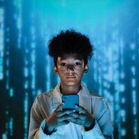 Nueva Zelanda no solo quiere vetar los móviles a los niños: ahora va a prohibir las redes sociales a los menores 