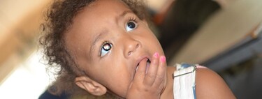 Una madre detecta un cáncer raro en el ojo de su hija, gracias al flash de su cámara y el apoyo de las redes sociales