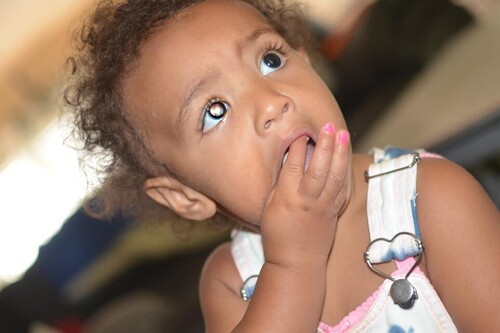 Una madre detecta un cáncer raro en el ojo de su hija, gracias al flash de su cámara y el apoyo de las redes sociales