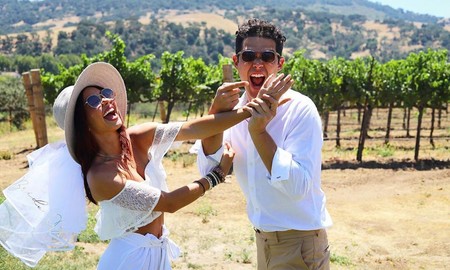 Sarah Hyland, la más 'modern' de la 'family', con ganas de fiestuqui: a falta de botellón (prohibido) se monta una 'no boda'