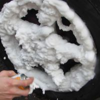 Sinergia entre el mundo de la cocina y el automóvil, cómo limpiar las llantas con limpiahornos