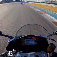 ¡Tremendo! Este vídeo onboard nos enseña a la Aprilia RS 660 rozando los 230 km/h y cerca del corte