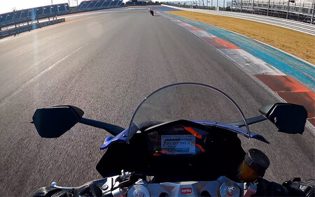 ¡Tremendo! Este vídeo onboard nos enseña a la Aprilia RS 660 rozando los 230 km/h y cerca del corte