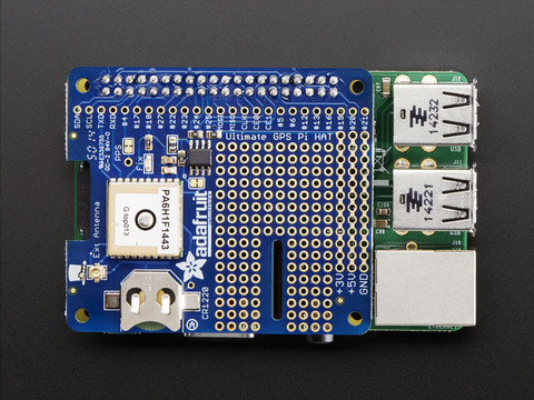 Detalle del GPS de Adafruit conectado a una Raspberry Pi